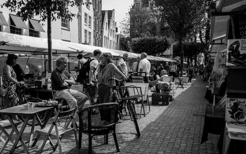 photo en noir et blanc prise sur un marché